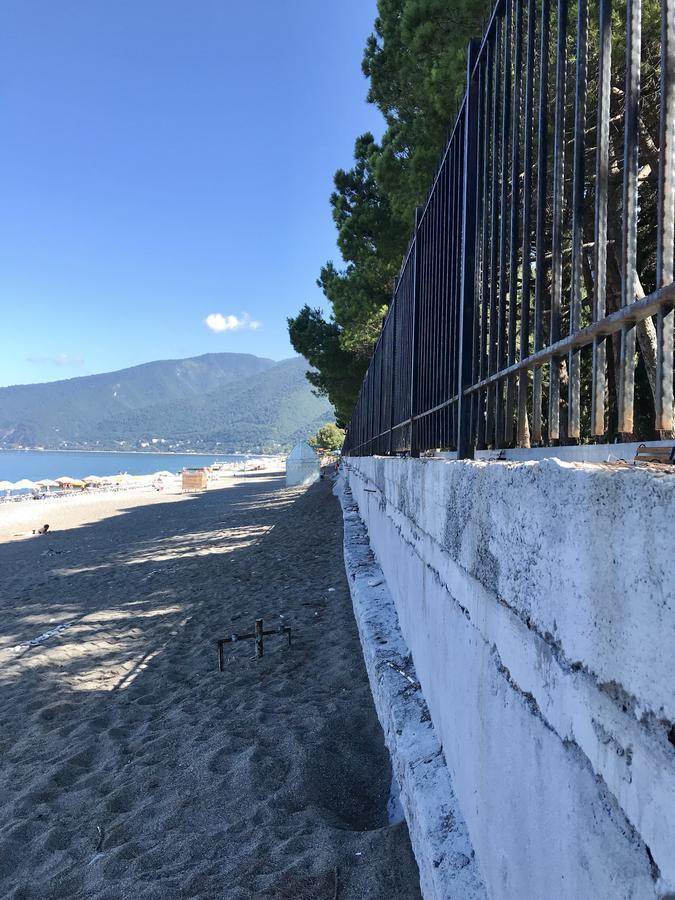 Частный Дом У Моря Gagra Esterno foto